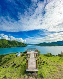 Bukit Anjungan Warloka Pesisir