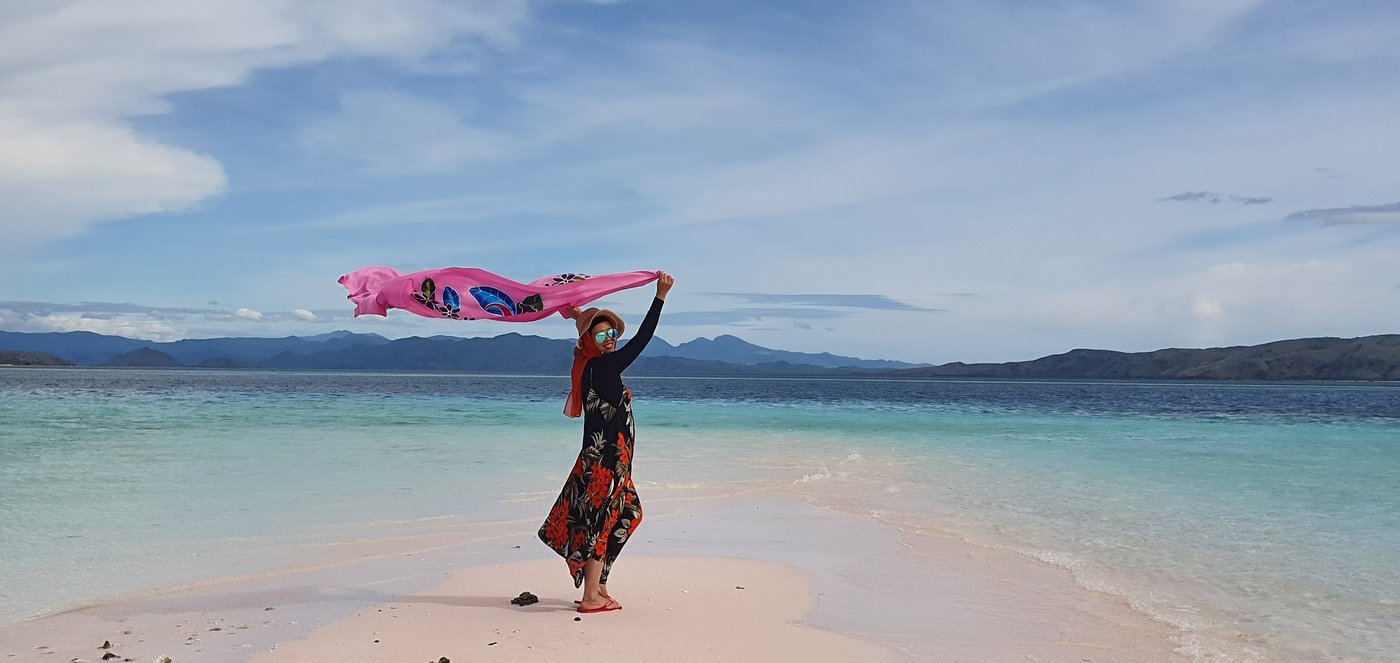 Natural beauty kelor island | flores komodo tour organizer Natural beauty of Kelor Island Labuan Bajo with white sand beach clear sea and tropical landscape