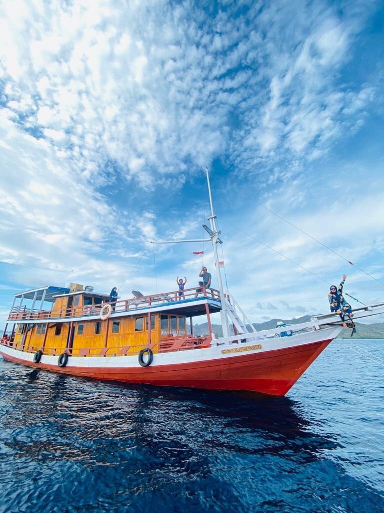 Sailing trip Labuan Bajo  explore the islands and blue sea