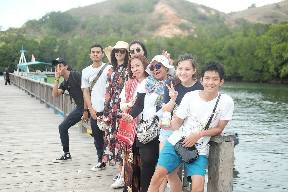 Things to do in Labuan Bajo holiday with Pristine Tour, Komodo National Park tour, snorkeling, island hopping, and sailing trip