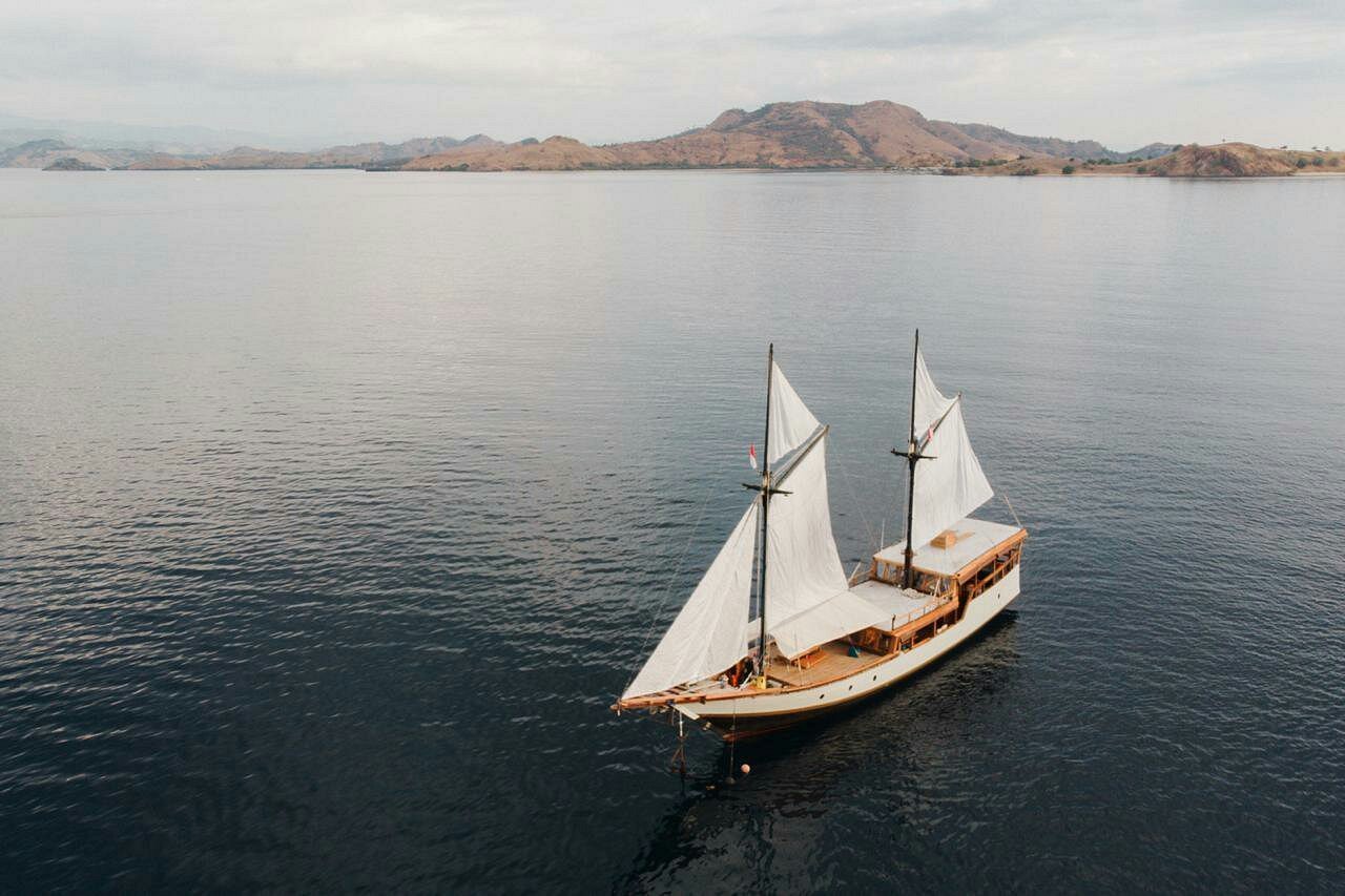 Explore Komodo National Park with a luxurious Komodo boat