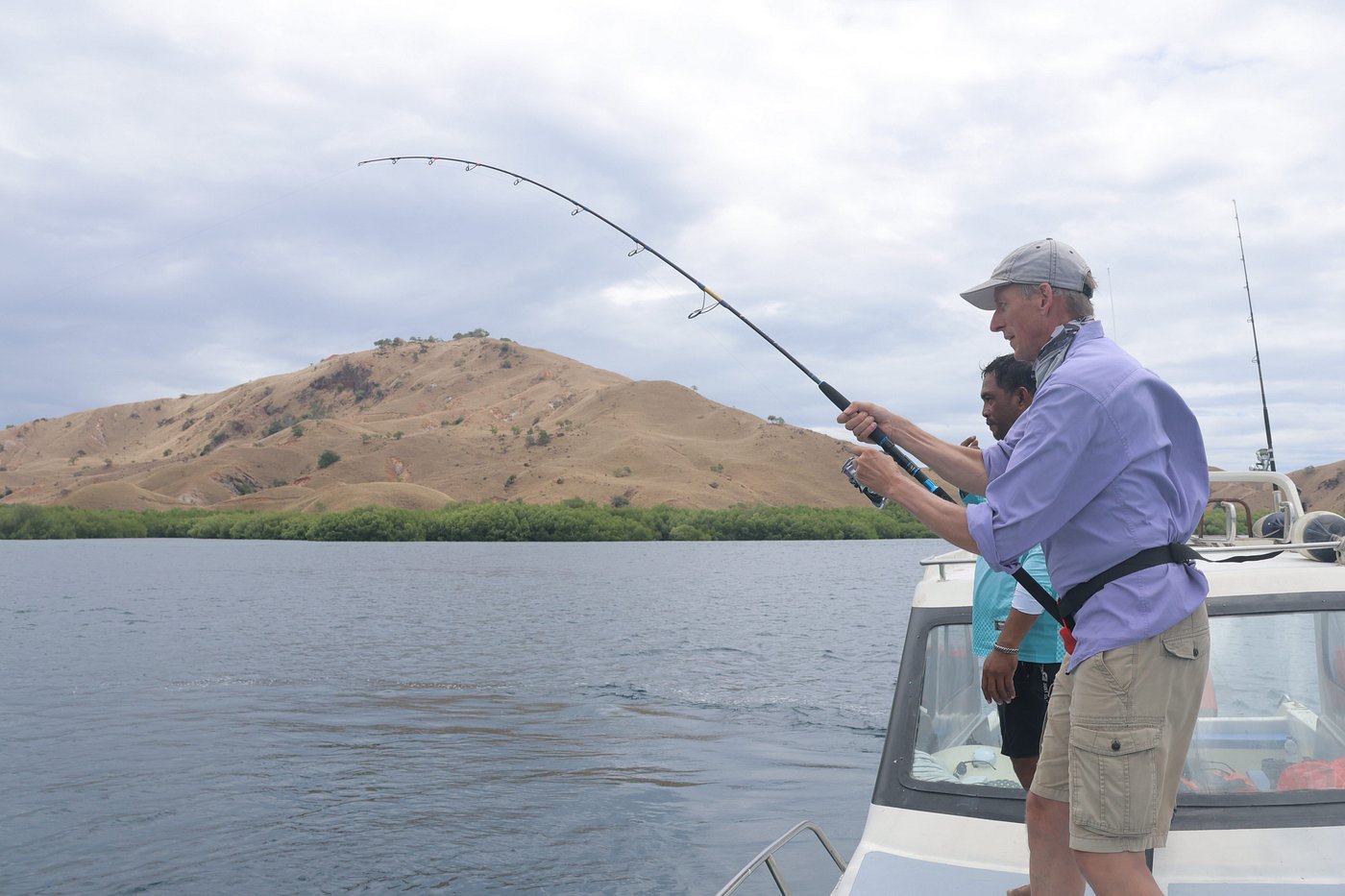 Fishing in Komodo Tour pengalaman memancing di perairan jernih Taman Nasional Komodo sambil menikmati pemandangan pulau eksotis dan laut Flores yang menakjubkan