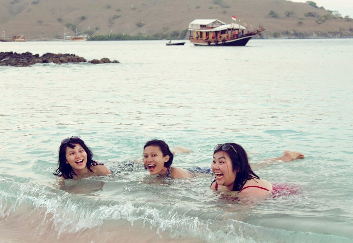 Komodo island tour from flores with pristine tour | flores komodo tour organizer Komodo Island tour from Flores with Pristine Tour including island hopping snorkeling visiting Komodo dragons and exploring stunning natural scenery