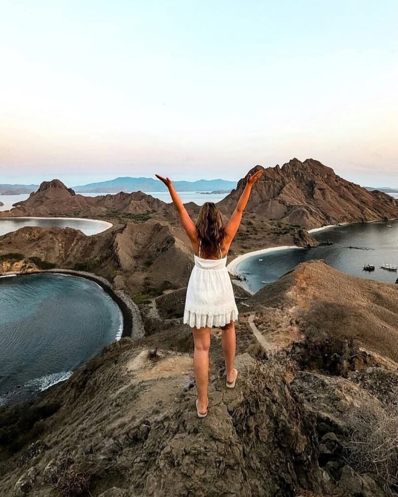 Panorama Bukit Padar dengan tiga teluk berwarna biru kehijauan