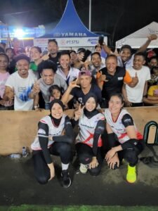Agustin, Andini, Wulandari Bersama Suporter AWSTAR Labuan Bajo