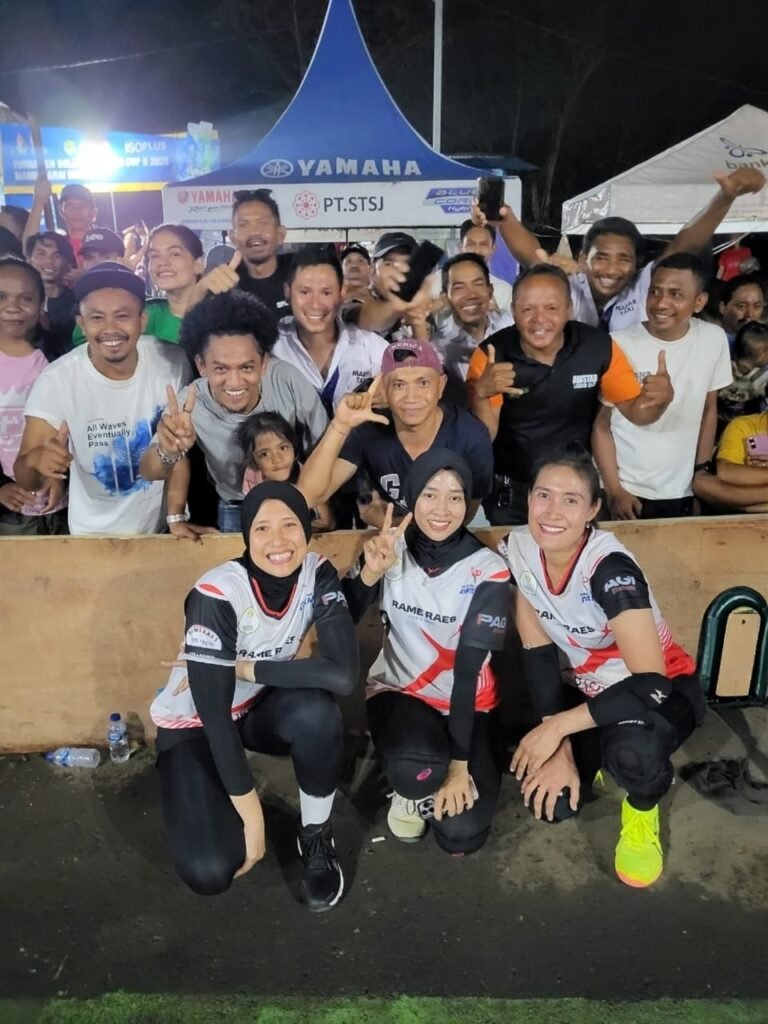 Agustin, Andini, Wulandari Bersama Suporter AWSTAR Labuan Bajo