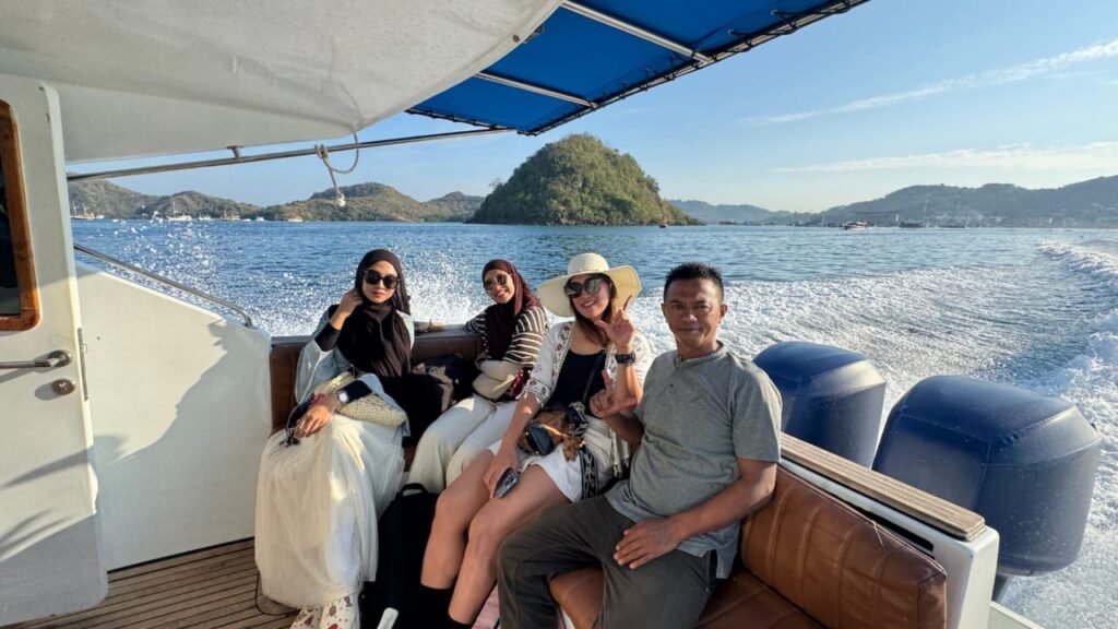 Andini, Agustin, Wulandari dan Kaka Doland-Liburan ke Labuan Bajo