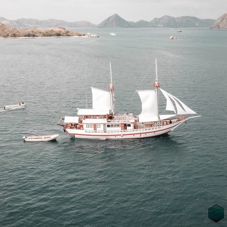 Charter Boat Labuan Bajo untuk private trip ke Taman Nasional Komodo