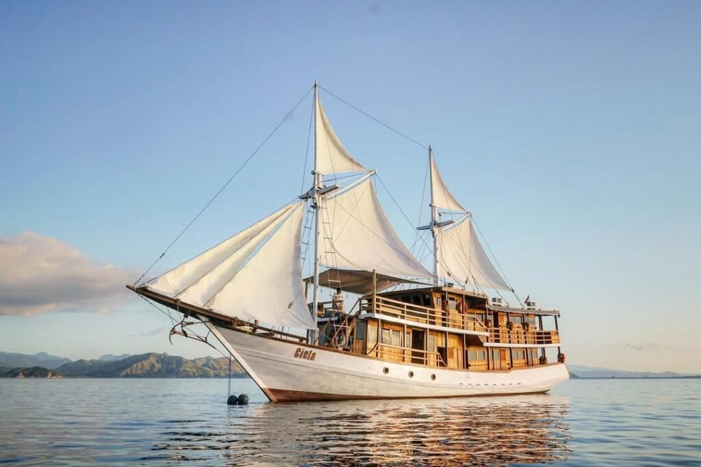 Pilihan charter kapal standar hingga Phinisi Labuan Bajo