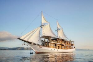 Pilihan charter kapal standar hingga Phinisi Labuan Bajo