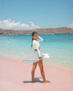Pemandangan Pink Beach yang eksotis selama itinerary Labuan Bajo – Komodo.