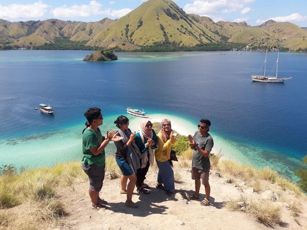 Pemandangan Pink Beach yang eksotis selama itinerary Labuan Bajo – Komodo.