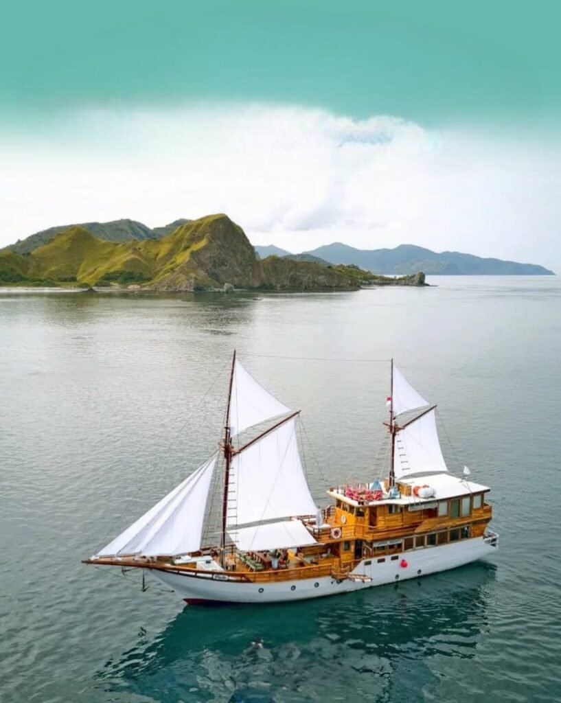 "Kapal Phinisi Labuan Bajo untuk sailing trip ke Pulau Komodo