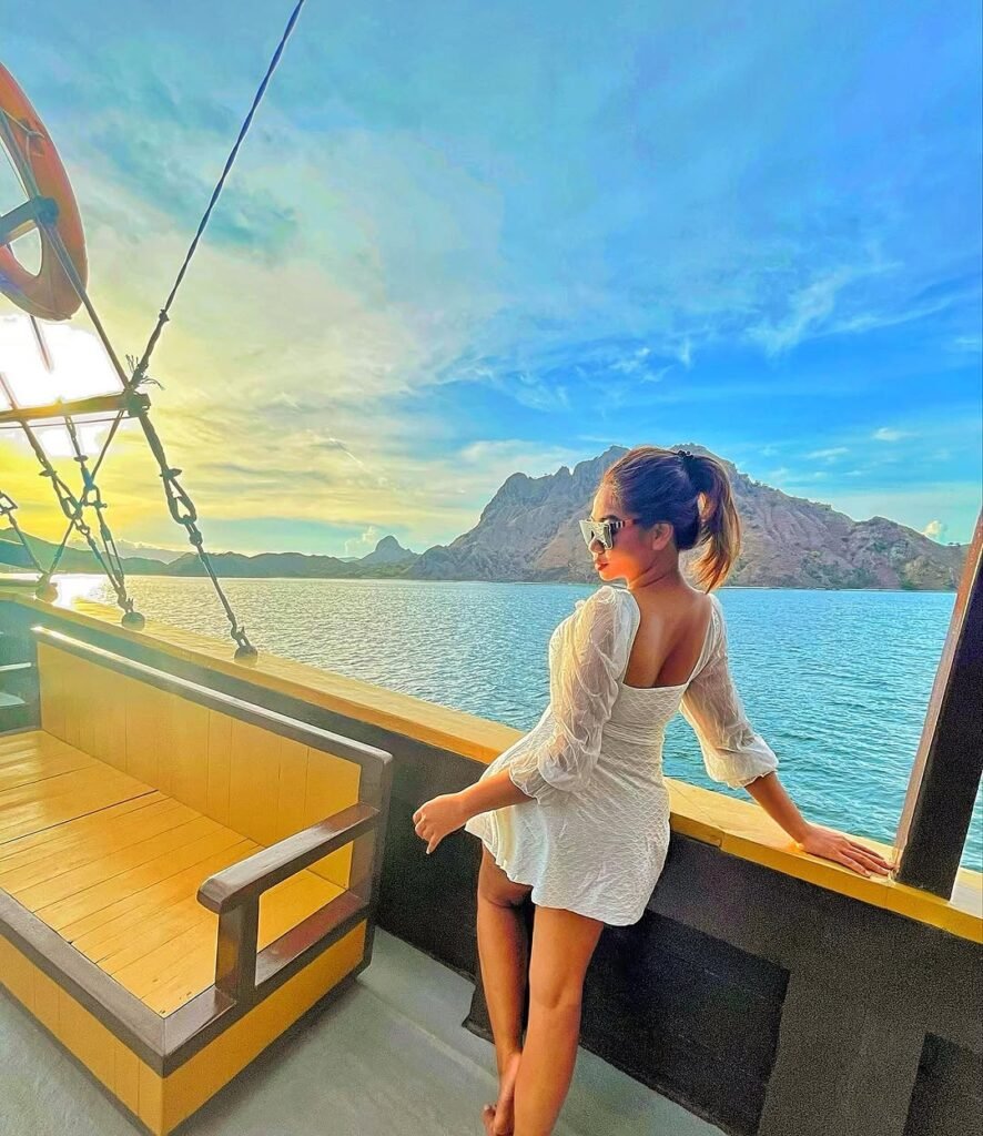 Peserta menikmati Private Trip Komodo di Labuan Bajo dengan pemandangan Pulau Komodo dan Pink Beach