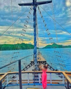 Wisatawan menikmati Paket Wisata Labuan Bajo dengan pemandangan Pulau Komodo dan keindahan laut Nusa Tenggara Timur.