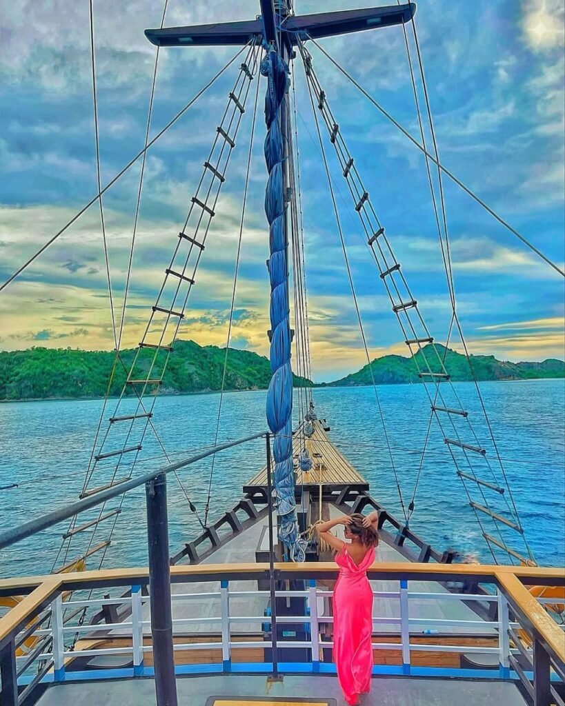 Wisatawan menikmati Paket Wisata Labuan Bajo dengan pemandangan Pulau Komodo dan keindahan laut Nusa Tenggara Timur.