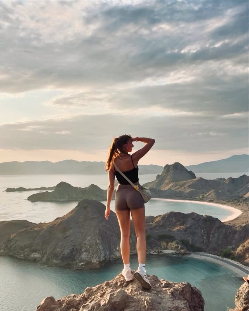 Pulau Komodo eksotis dalam itinerary Paket Liburan Labuan Bajo