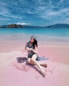 Turis menikmati Paket Trip Komodo dari Labuan Bajo di kapal wisata.