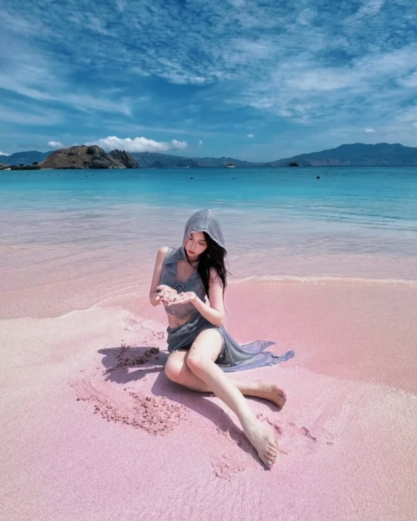 Turis menikmati Paket Trip Komodo dari Labuan Bajo di kapal wisata.