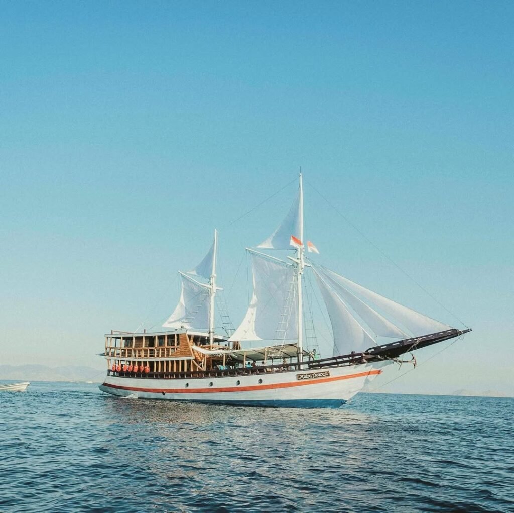 Wisatawan menikmati perjalanan dengan rental kapal di Labuan Bajo menuju Pulau Komodo