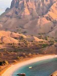Laut biru tenang saat waktu terbaik liburan di Labuan Bajo