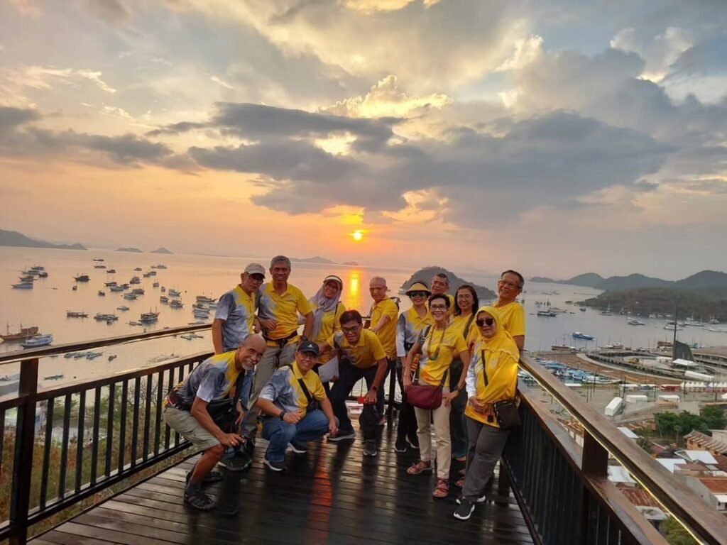 Trekking ke bukit dengan panorama spektakuler di Wisata Labuan Bajo