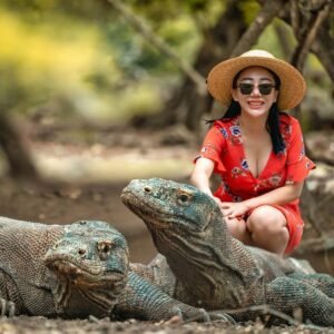 Wisatawan menikmati perjalanan setelah booking tour di Labuan Bajo menuju Pulau Komodo