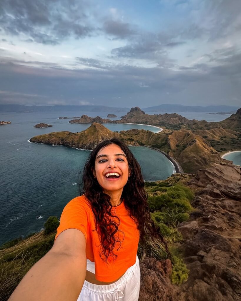 Pemandangan indah Pulau Padar saat Labuan Bajo Trip dengan perbukitan hijau dan laut biru yang menakjubkan