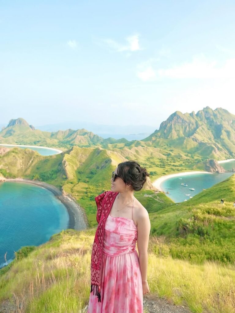 "Rasakan pengalaman liburan ke Labuan Bajo dengan destinasi eksotis: Pulau Komodo, Pink Beach, dan petualangan laut yang memukau.