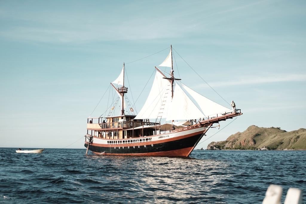 Rental kapal Labuan Bajo menuju Pulau Komodo dengan pemandangan alam indah