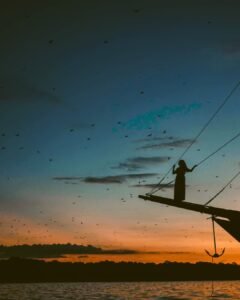 Pemandangan sunset dari atas kapal mewah di Labuan Bajo, Flores