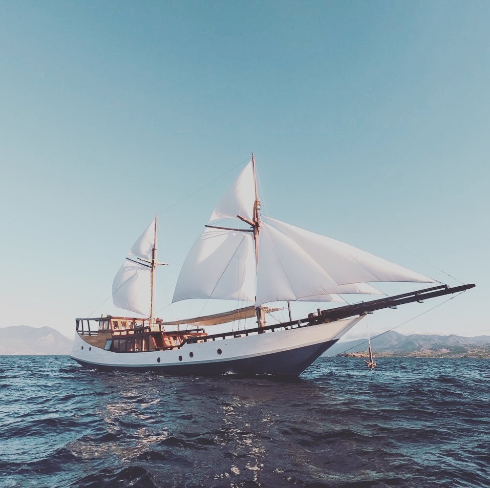 Perjalanan wisata eksklusif dengan private boat Labuan Bajo