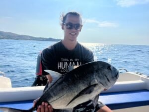 Pemandangan laut biru saat mancing seru di Taman Nasional Komodo