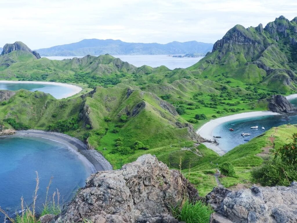 Pulau Padar, salah satu destinasi wisata alam Flores yang paling ikonik dengan pemandangan perbukitan dan lautan memukau.
