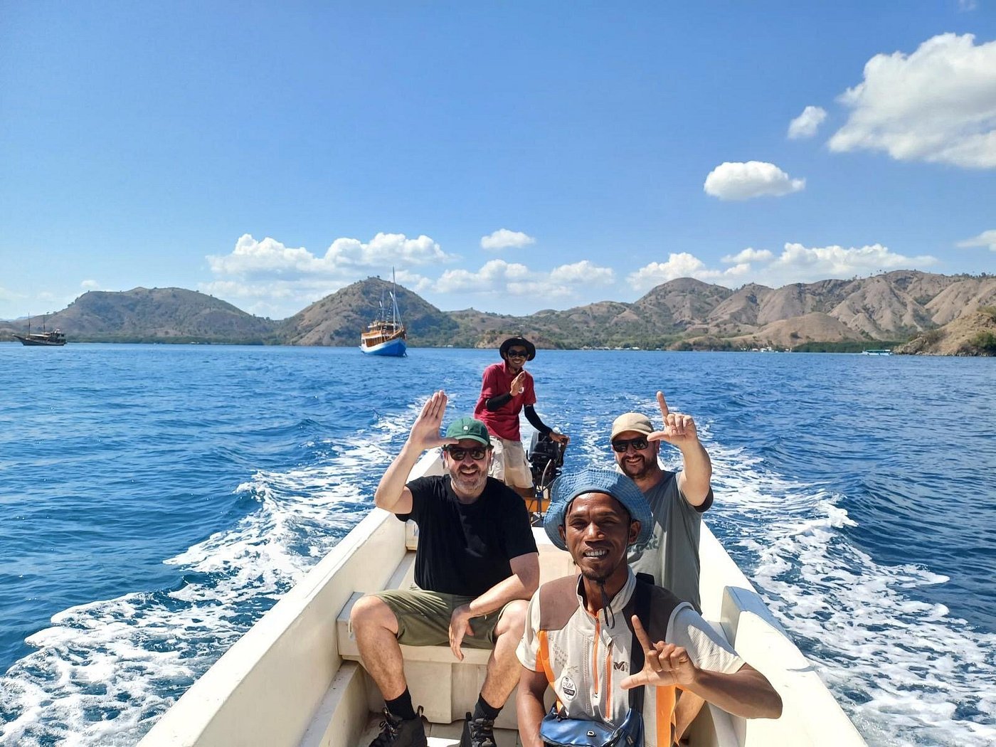 Budget travel tips for Labuan Bajo to save money while exploring islands, beaches, and attractions without missing the highlights