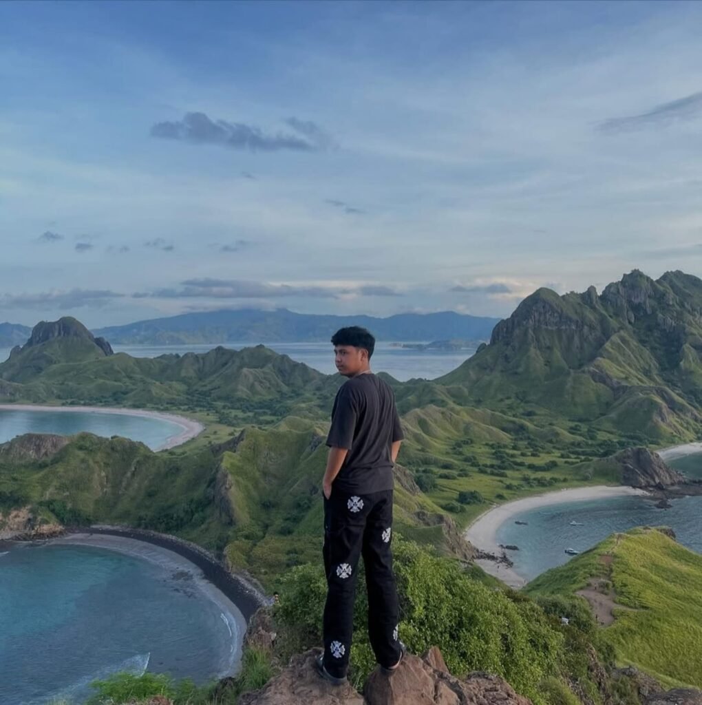 Pulau padar wisata labuan bajo | Wisata Labuan Bajo Pulau Padar dengan panorama bukit ikonik