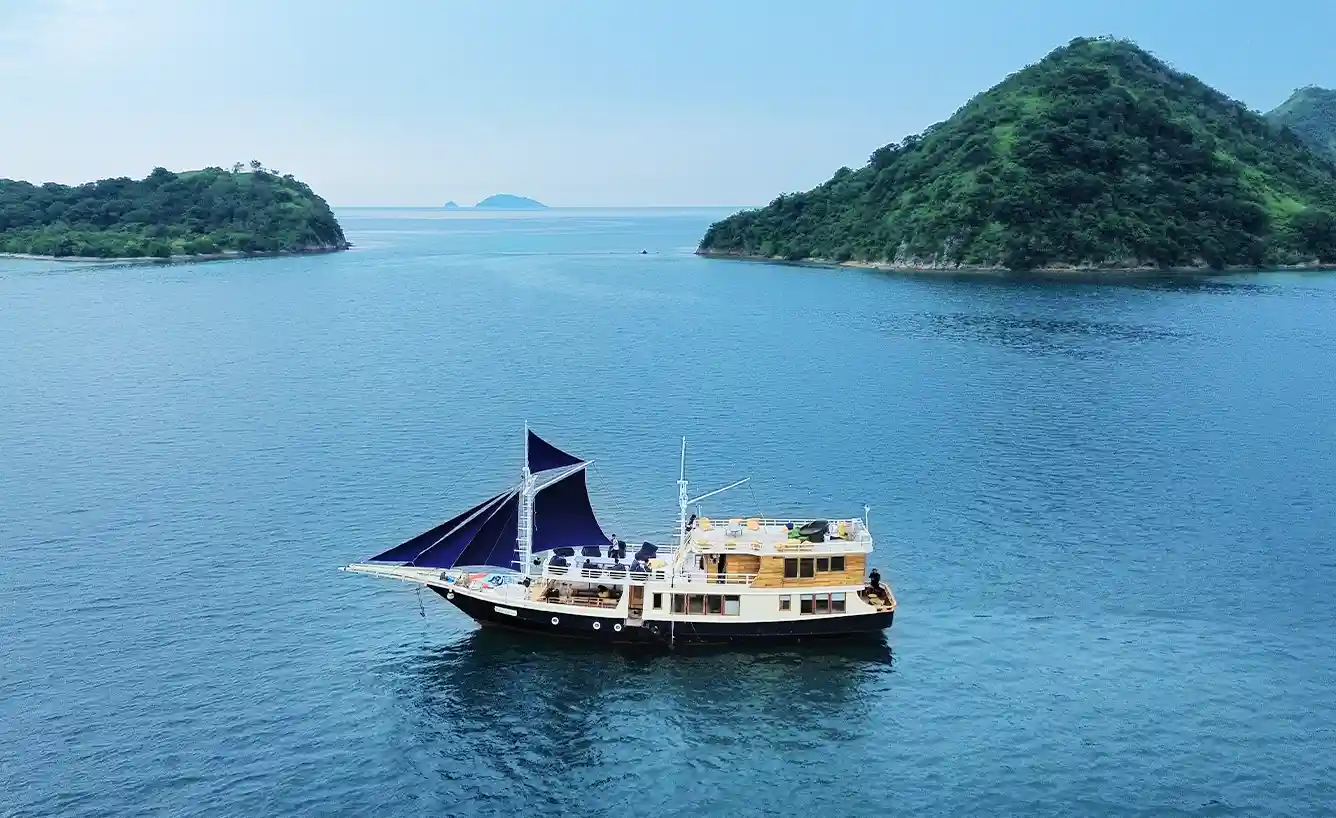 Deluxe blue eyes | flores komodo tour organizer Deluxe Blue Eyes