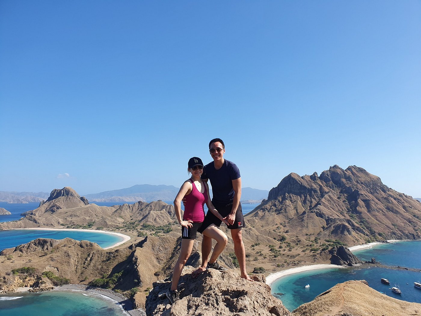 Honeymoon romantis di Labuan Bajo dengan pemandangan laut, pulau-pulau eksotis, dan matahari terbenam yang indah.