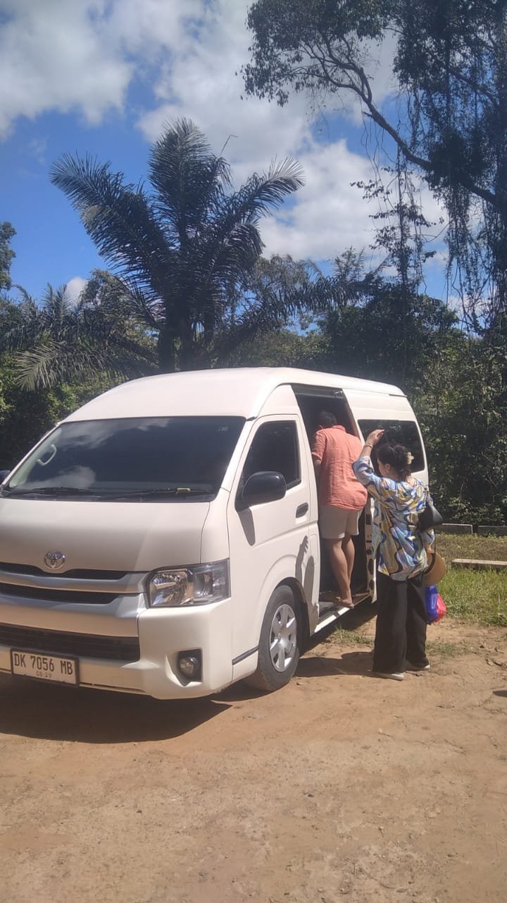 Rental mobil Hiace dengan sopir di Flores untuk perjalanan wisata nyaman