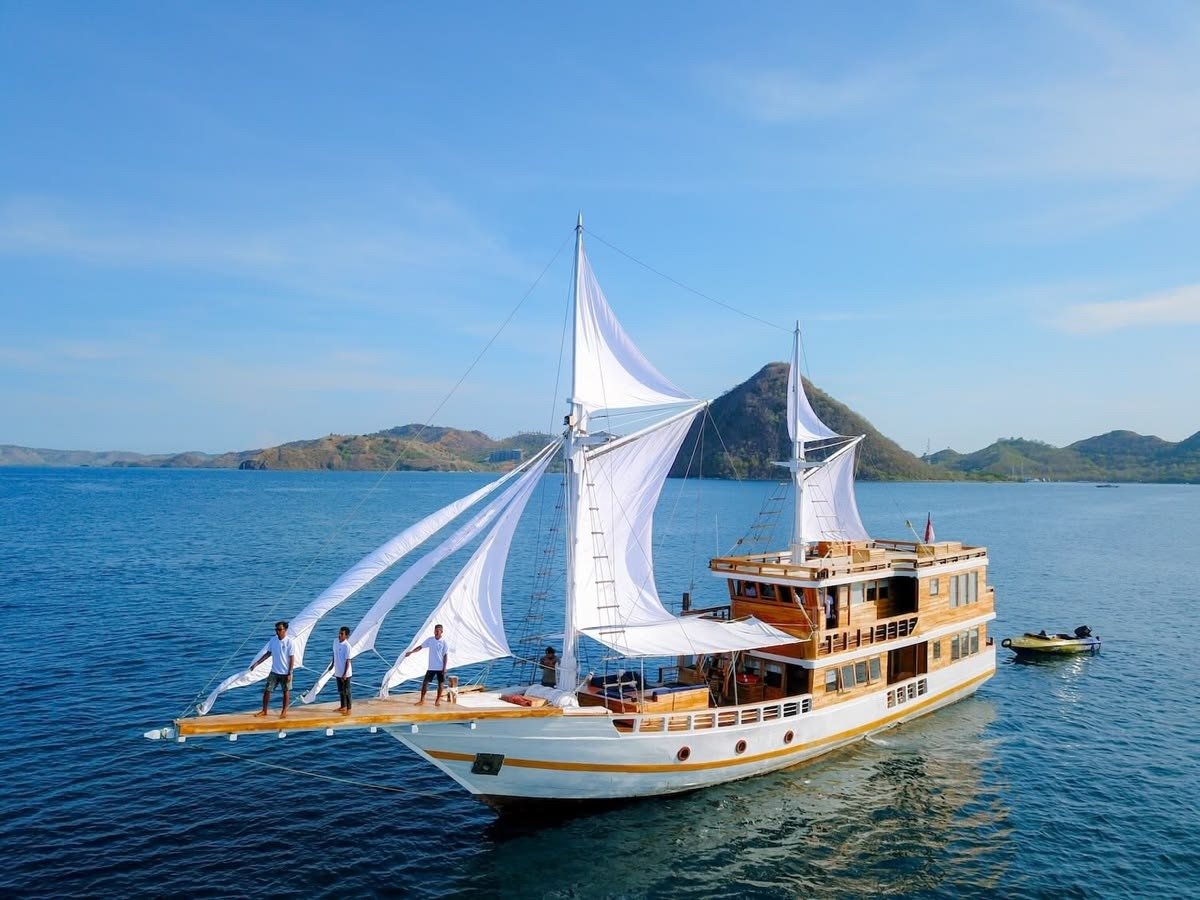 komodo boat tour with flores pristine tour