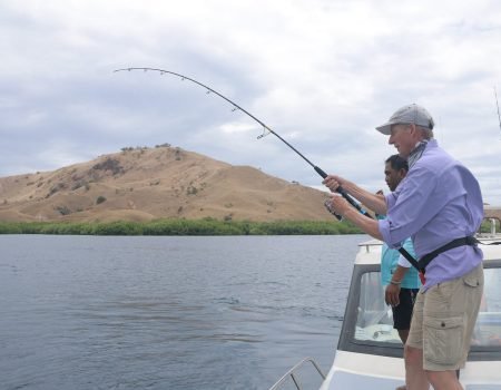Fishing in Komodo Tour: pengalaman memancing di perairan jernih Taman Nasional Komodo sambil menikmati pemandangan pulau eksotis dan laut Flores yang menakjubkan