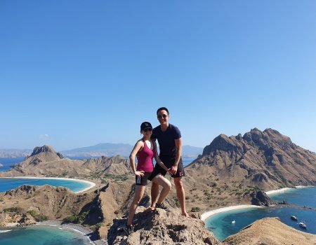Honeymoon romantis di Labuan Bajo dengan pemandangan laut, pulau-pulau eksotis, dan matahari terbenam yang indah.