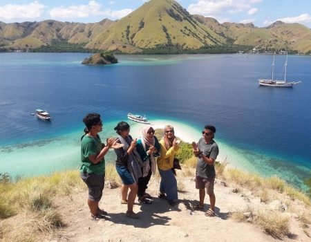 Pemandangan Pink Beach yang eksotis selama itinerary Labuan Bajo – Komodo.
