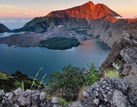 Mount Rinjani in Lombok with its natural mountain views and iconic hiking trails