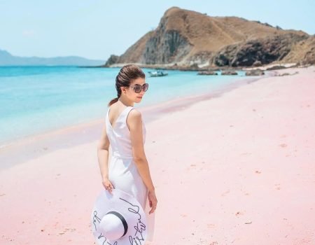 Wisatawan trekking melihat komodo di Taman Nasional Komodo selama Paket Liburan Labuan Bajo.