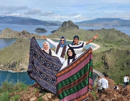 Paket trip Komodo Labuan Bajo dengan tur pulau, snorkeling, kapal phinisi, dan pengalaman melihat komodo di habitat aslinya