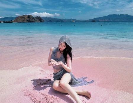 Turis menikmati Paket Trip Komodo dari Labuan Bajo di kapal wisata.