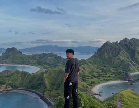 Wisata Labuan Bajo Pulau Padar dengan panorama bukit ikonik