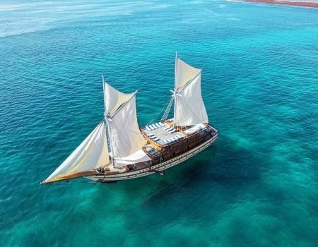 Sewa kapal mewah di Komodo dengan fasilitas lengkap