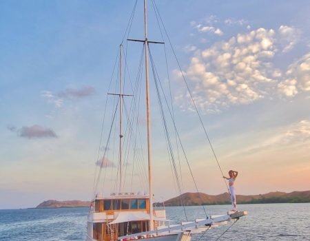 Sewa Kapal Luxury Komodo untuk berlayar nyaman dan premium